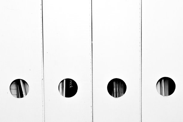 纸板箱在架子上一字排开图片下载