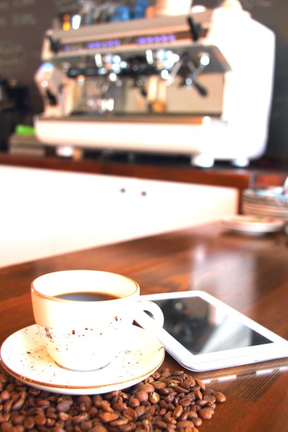 咖啡杯配平板电脑图片下载