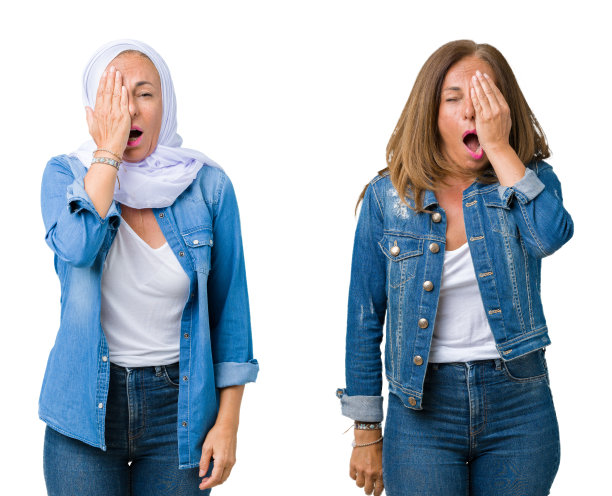 美丽的中年阿拉伯妇女的拼贴孤立的背景打哈欠疲倦覆盖半脸，眼睛和嘴与手。脸疼。图片下载