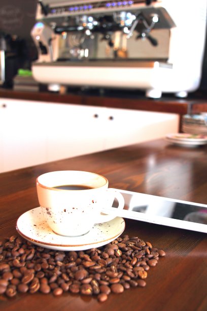 咖啡杯配平板电脑图片下载