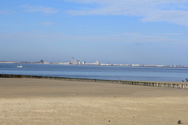 冬天荷兰布雷斯肯斯的沙滩图片下载