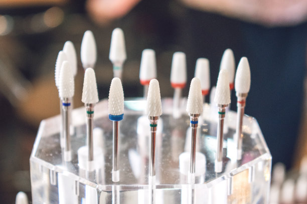 美甲用陶瓷刀具。指甲钻头为指甲修剪。旋转电动指甲锉。修指甲钉工具。套铣刀图片下载