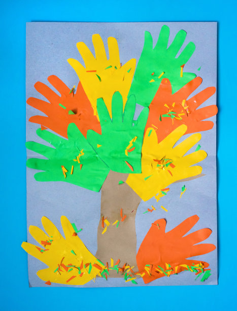 3D秋天秋天的树从五颜六色的纸和纸板。为孩子创造感觉应用项目。为孩子们提供有趣的教育活动。工艺;黏液;艺术项目图片下载