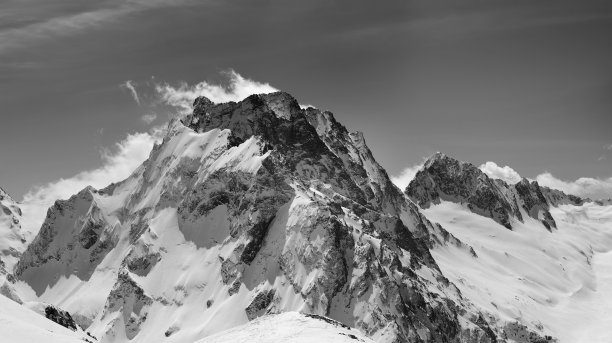 黑白相间的冬季雪山全景。图片下载