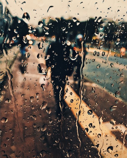 雨点落在玻璃和城市街道上图片下载