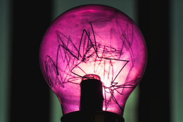 装饰用的紫色钨丝灯在黑暗中图片下载