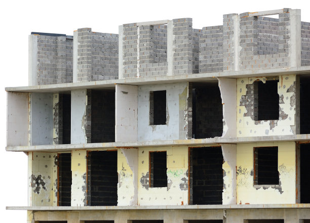 老旧风化的垃圾未完成拆除的多层住宅公寓单元面板共管公寓楼，大型详细的城市垃圾凉亭阳台栏杆房子的特写，孤立的公寓家庭电力危机概念隐喻图片下载