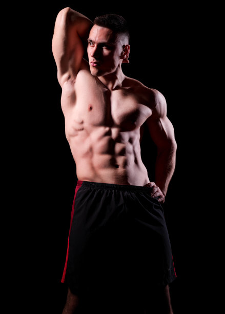 年轻壮汉被孤立图片下载