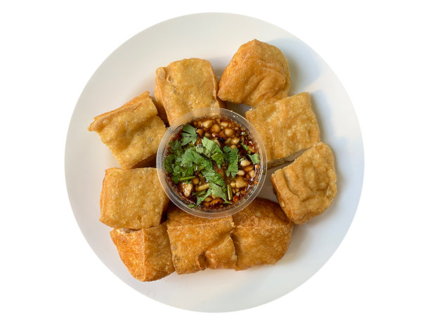 孤立的豆腐在白色盘子上油炸的有机食品风格图片下载