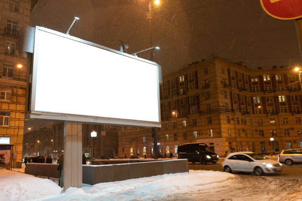 晚上的户外广告牌。在城里图片下载