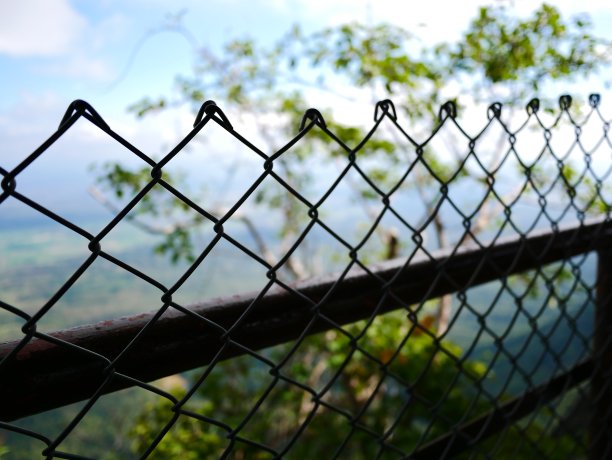 铁丝网围栏图片下载