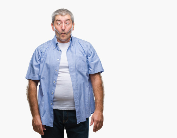 英俊的资深男子在孤立的背景下做鱼脸与嘴唇，疯狂和滑稽的手势。有趣的表情。图片下载