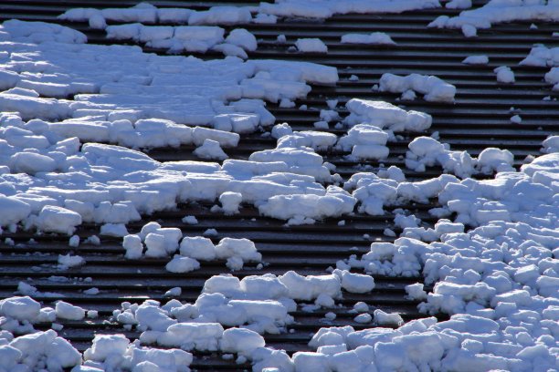 有趣的屋顶积雪图片下载