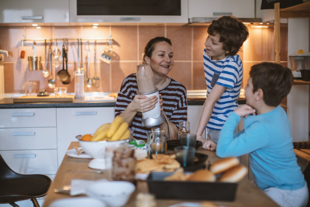 与孩子们共进早餐图片下载