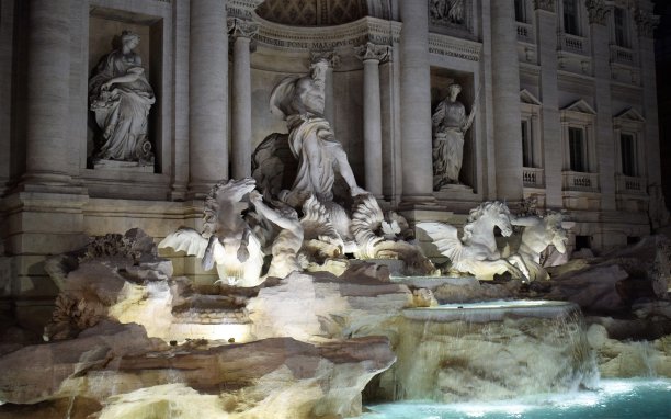 特莱维喷泉旁边图片下载