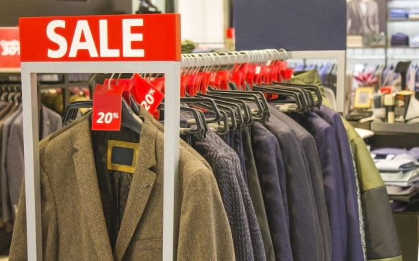 沙龙里的男士西装衣架图片下载