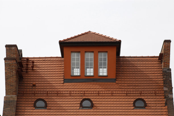 传统的欧洲折弯/夹层与橙色瓦屋顶。住宅建筑细节的特写照片图片下载