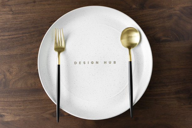 木桌上放着盘子模型图片下载