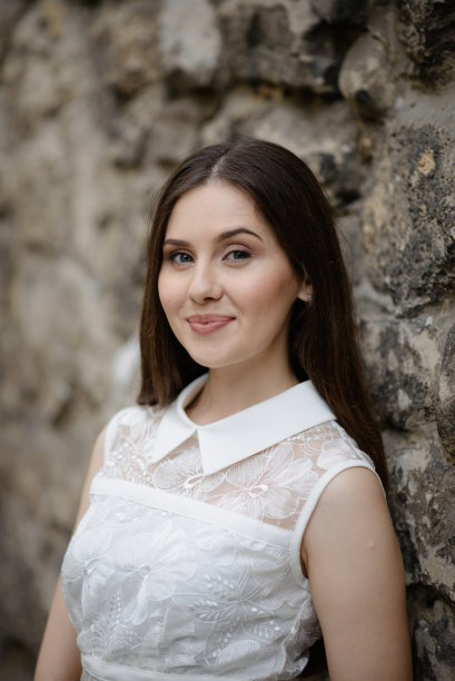 美女写真，红墙，孤壁，粉发和穿。户外特写潮人肖像，可爱，街头照片。时装模特儿。图片下载