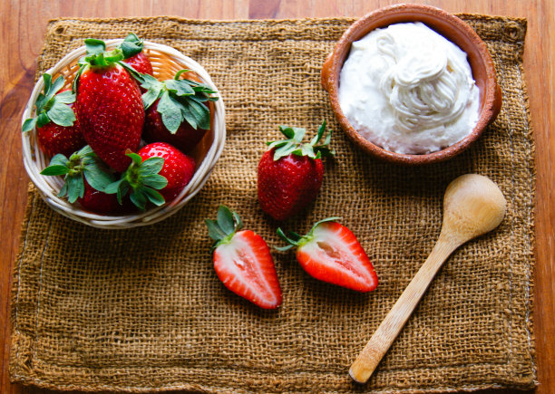 健康的甜点，草莓加淡奶油图片下载