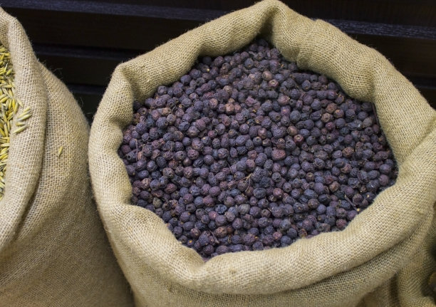 一袋干的野玫瑰浆果图片下载