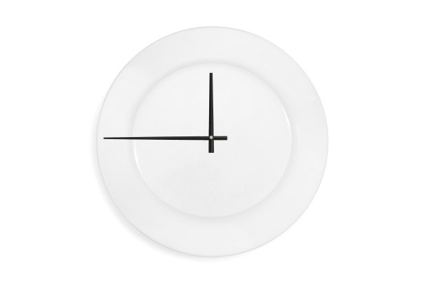 俯视图的一个空服务盘作为一个时钟与箭头在白色的背景。的概念。孤立的图片下载