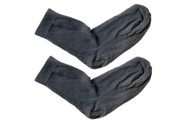 灰色的旧袜子，孤立的，近距离的。两只穿了很久的旧脏袜子。图片下载