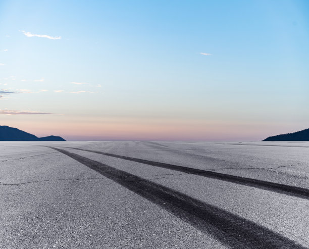 空旷的道路和山的夕阳背景图片下载