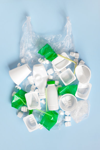 浅蓝色背景上有各种塑料垃圾图片下载