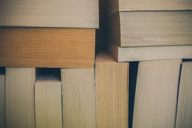 书籍背景设计。许多书堆在一起。教育与智慧理念。图片下载