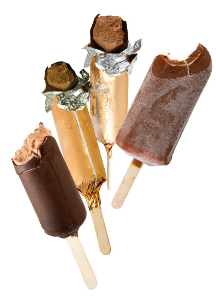 白色背景上的巧克力冰淇淋图片下载