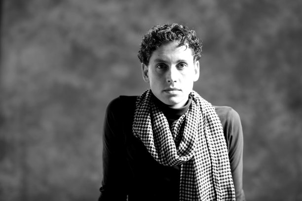 卷曲的年轻人图片下载