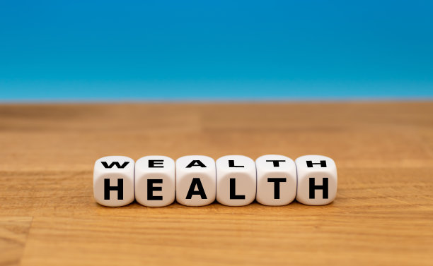 骰子构成“财富”和“健康”两个词图片下载