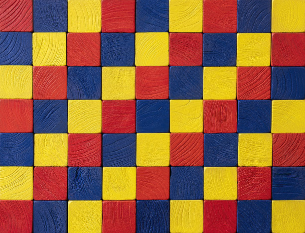 许多方形木纹纹理的红色、黄色和蓝色木块堆叠在一起，形成一个木质纹理的基色抽象背景。图片下载