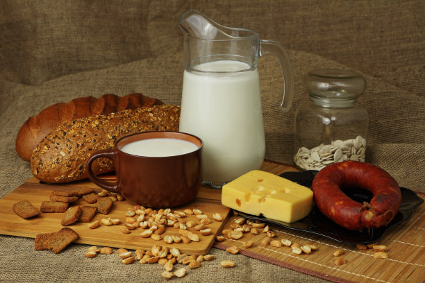 壶与牛奶杯，奶酪和香肠图片下载