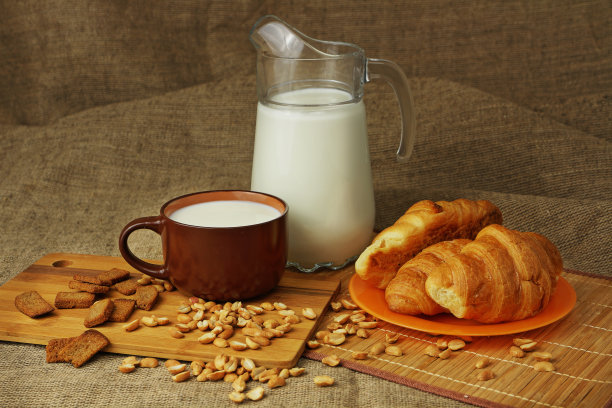 把一大杯牛奶和牛角面包放在壶中图片下载