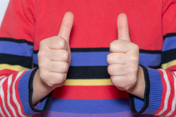 孩子的手翘起拇指，像是积极的信号图片下载