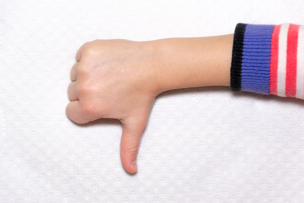 孩子的手表示重击，表示不同意和不同意图片下载