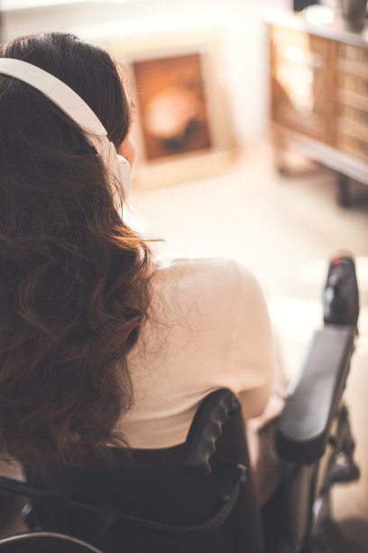 女人戴着耳机图片下载