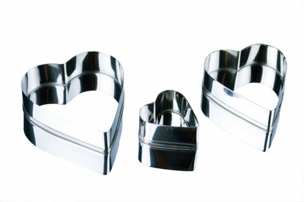 不同大小的金属心。孤立在白色背景上图片下载