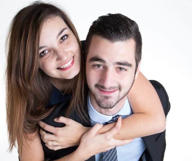 帅哥把猪还给了女朋友孤立上白图片下载