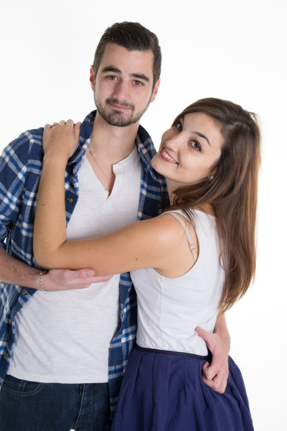 美丽幸福的情侣爱微笑拥抱，男人和女人微笑看着相机，孤立在白色的背景图片下载