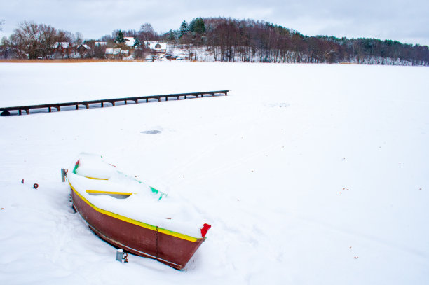 冰湖上的木船图片下载