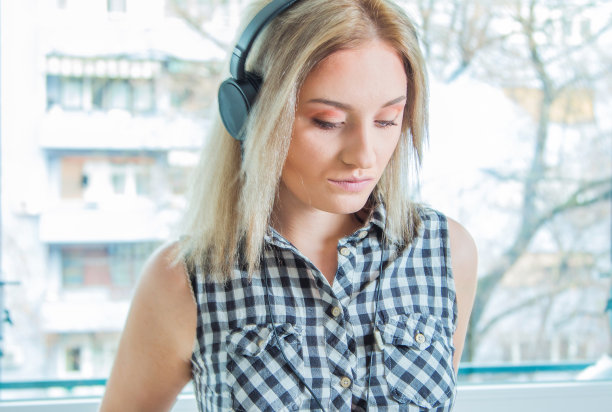穿着格子衬衫听音乐的女孩图片下载