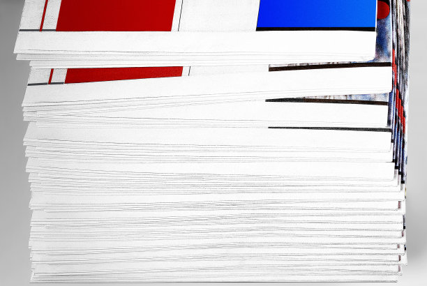 灰色背景上的一堆报纸图片下载