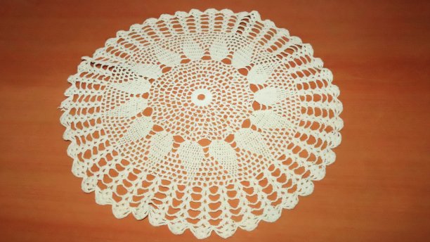 桌上的花边餐巾图片下载