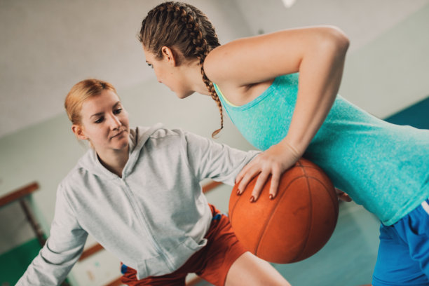 女篮球运动员打篮球图片下载