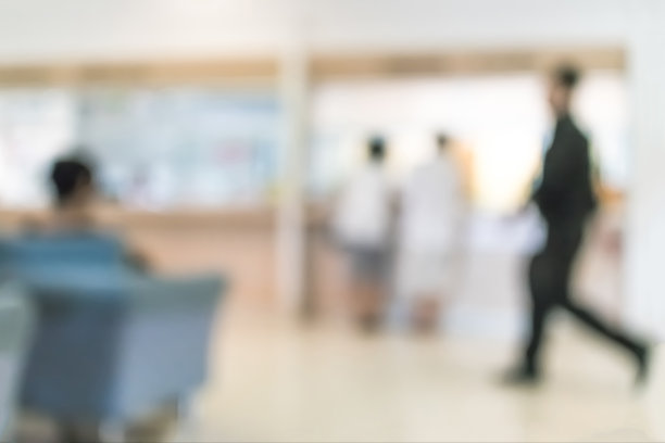 模糊医疗背景的诊所服务台大堂与病人支付账单在医院收银台图片下载