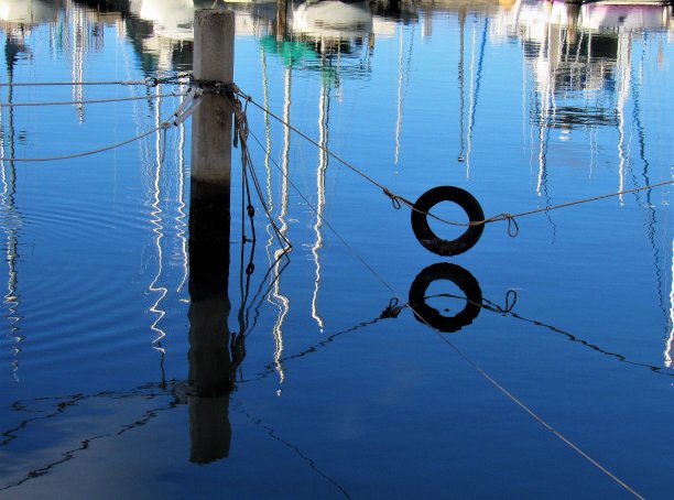 瓦胡岛威基基游艇俱乐部的倒影照片，你好图片下载
