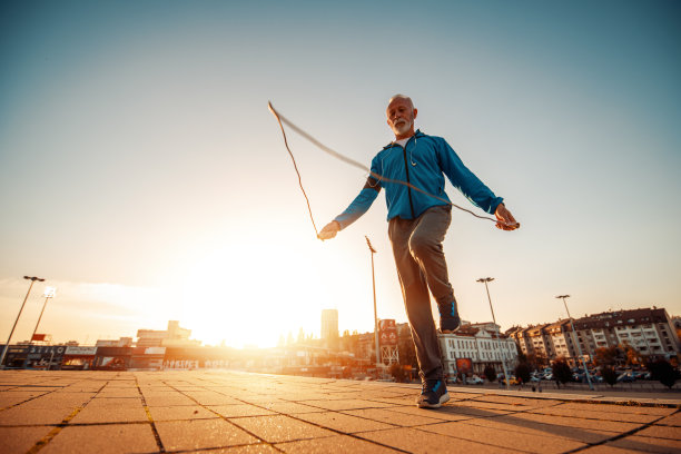 一个健壮的老年人在城里跑步图片下载